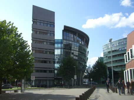 Düsseldorf : Medienhafen, Bildmitte das Bürogebäude Grand Bateau ( ein Gebäude in Schiffsform )